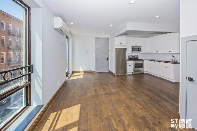 Building Photo - 599 Myrtle Ave Unit R2