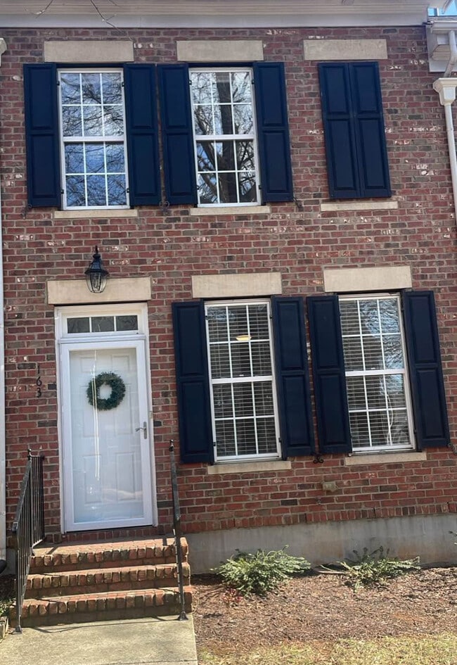 Front view. All brick townhouse. All outside maintenance provided. - 163 Singleton Rd Casa Adosada
