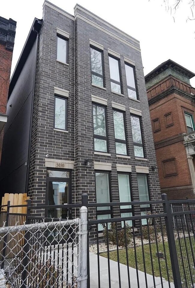 Building Photo - 5030 S Prairie Ave
