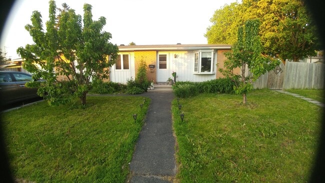 Building Photo - 2629 Southvale Cres