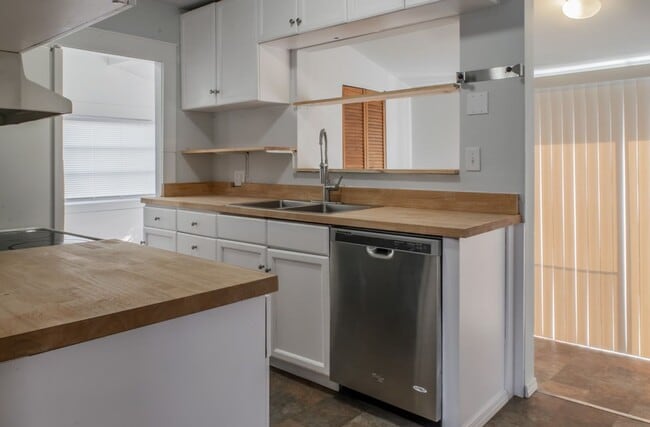 Photo - Lovely 3bd Home W/ Fully Fenced Backyard &...