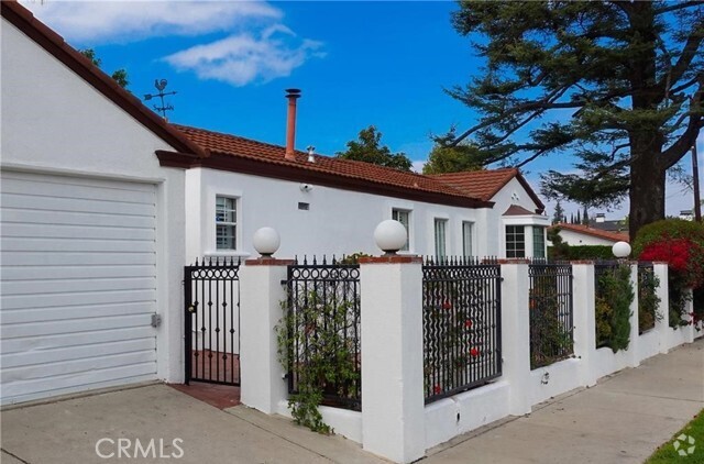 Building Photo - 14936 Camarillo St Rental