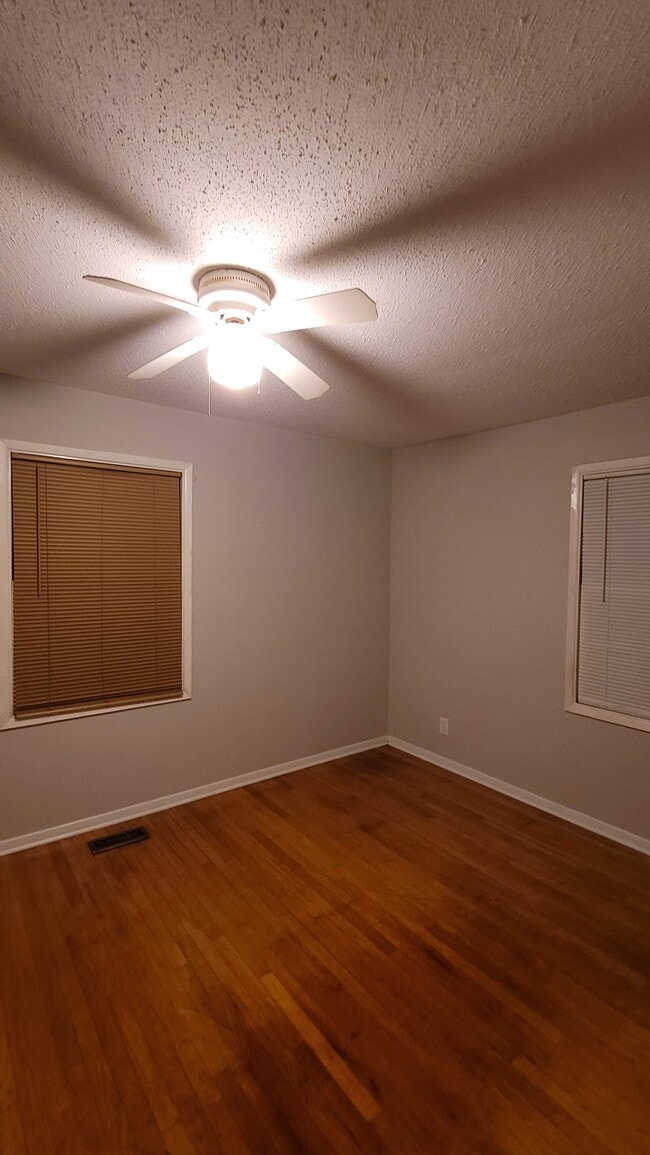 Photo - 406 Warner St NW