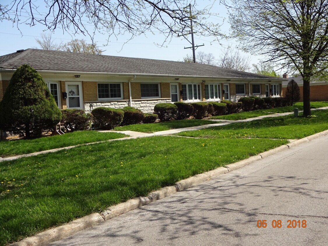 Building - 240 W Quincy St (Westmont, IL)