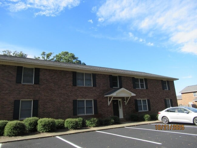 Building Photo - 190 Gertrude Dr