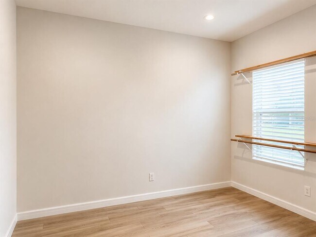 Photo - 2074 Derwent Dr