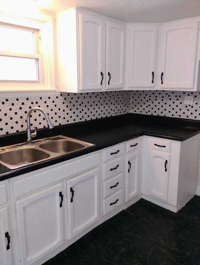 Photo - 954 Bedford St