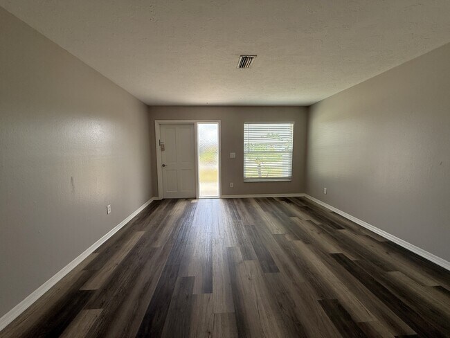 Photo - 464 Briarwood Rd