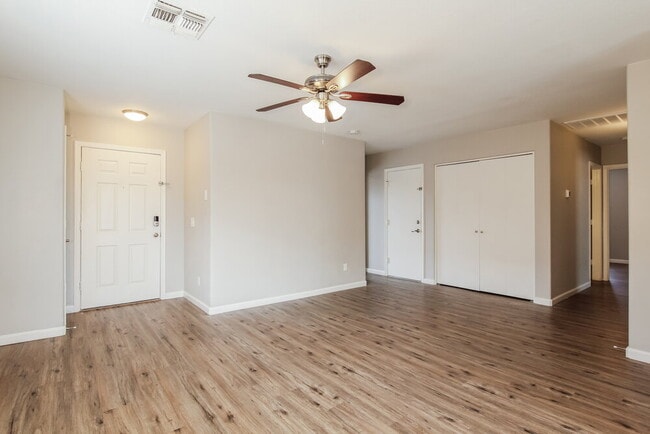 Photo - 2613 S 71st Dr