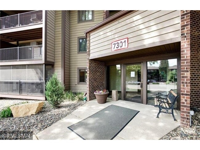 Building Photo - 7301 W 101st St Unit 312