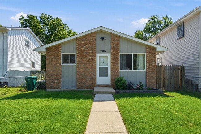 Building Photo - Move-In Ready Split-Level with Open Floor Plan