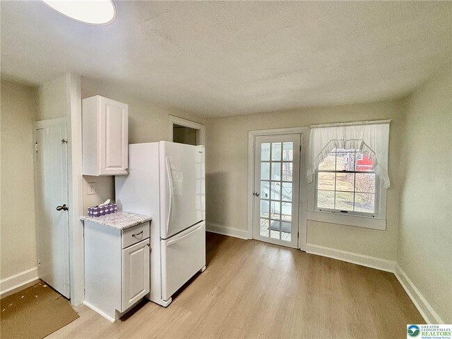 Photo - 6024 Front St