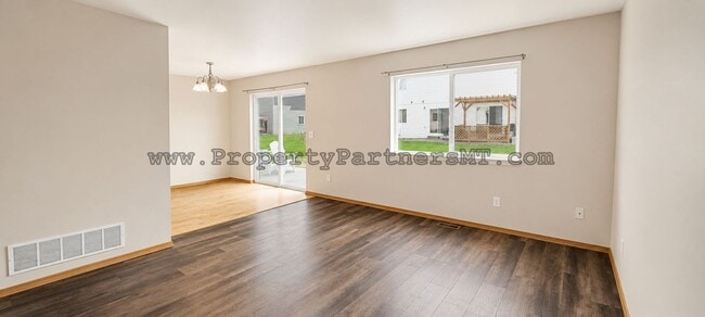 Building Photo - Very Nice 3 Bed 2.5 Bath Town house in River Rock Subdivision!