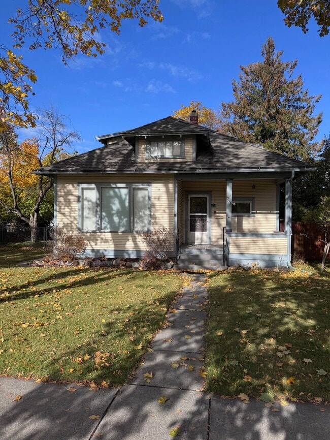 Building Photo - Beautiful slant street area home