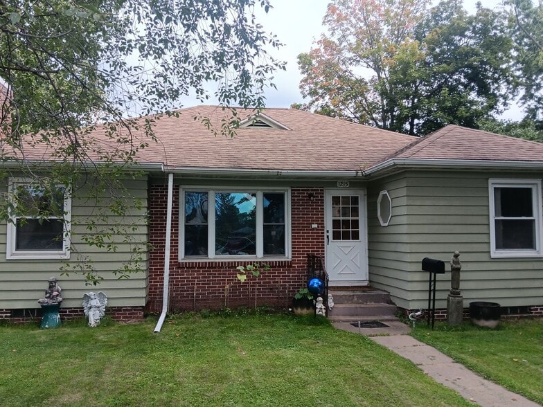 1215 Grand Ave