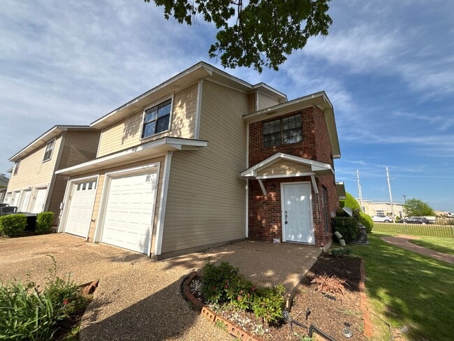 Building Photo - TOWNHOME IN NORTH BOSSIER