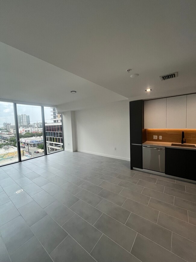 Photo - 138 NE 22nd St Unidad S9