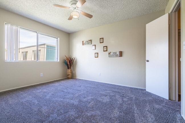 BEAUTIFUL BEDROOM - Hunters Landing