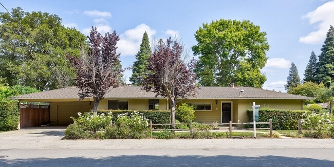 Lovely home near the Willows - Lovely home near the Willows
