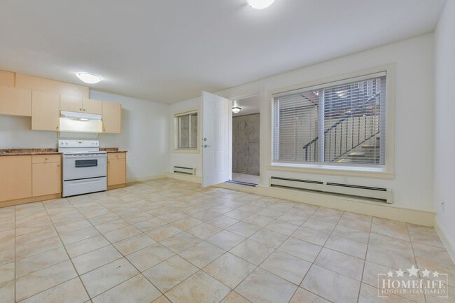 Photo - Bright 2-Bedroom Basement Suite in Sullivan-  All Utilities Included Unité Basement