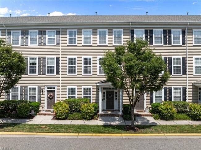 Building Photo - 3 Story Townhouse-style Condo Near Town Ce...