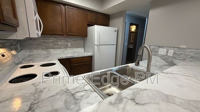 Building Photo - 6235 Holdrege-D5