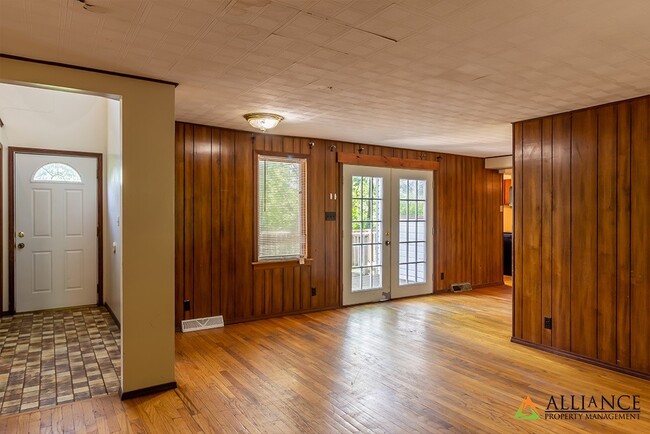 Photo - Enormous House! ~ Washer & Dryer ~