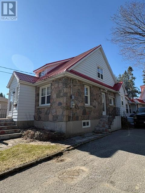 Photo - 2216 Victoria St