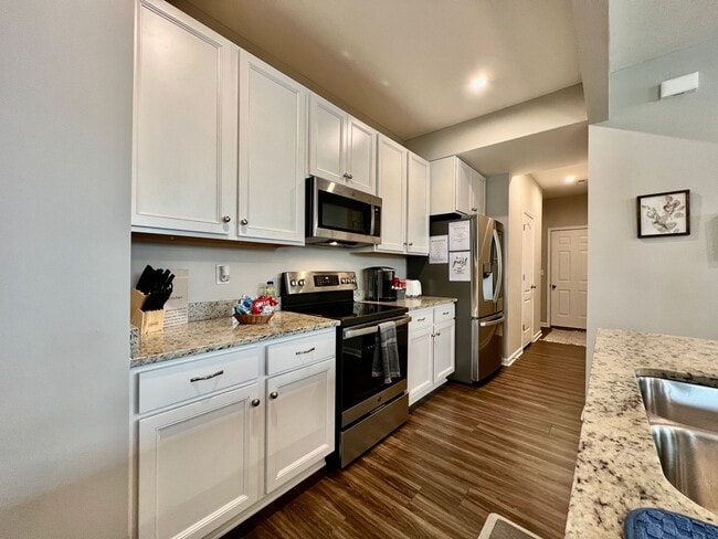 Photo - Fully Furnished Luxury Corporate Rental - ...