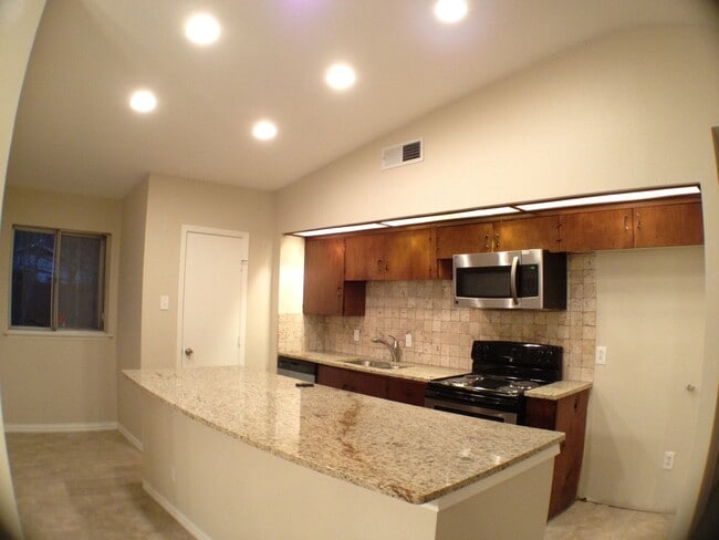Building Photo - 3 Bed, 2 Bath. Hardwood floors, quartz cou... Rental