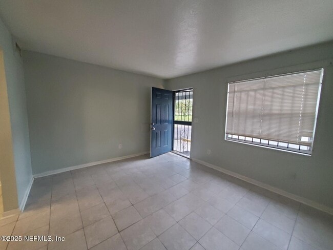 Photo - 2840 Cook St