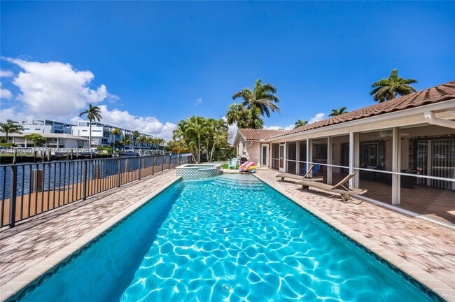 Photo - 2752 NE 3rd St