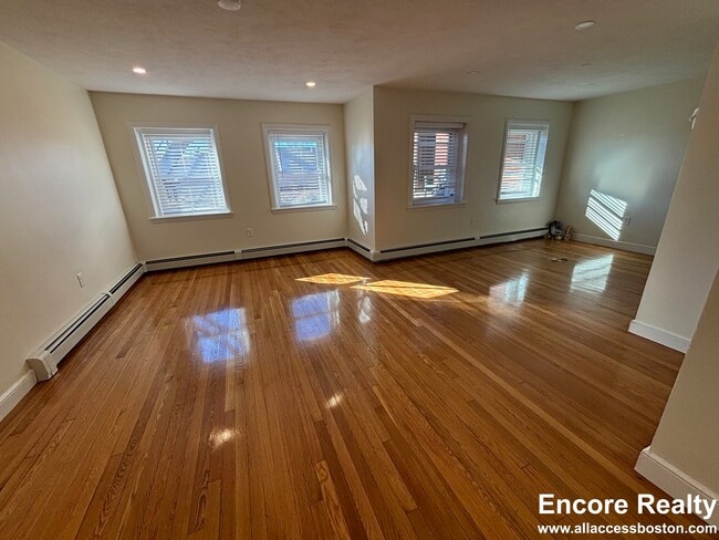 Photo - 318 Tappan St