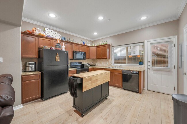 Photo - August 2026 Pre-Lease 4 bed Lakeridge - NO CARPET!