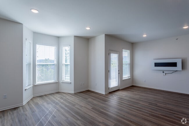 1BR, 1BA - 781-840SF