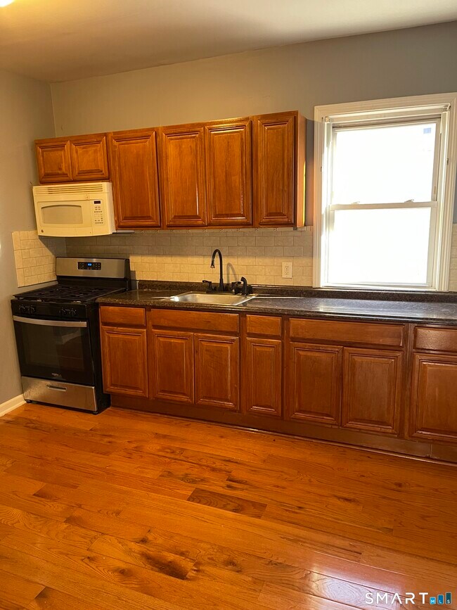 Photo - 1199 Iranistan Ave