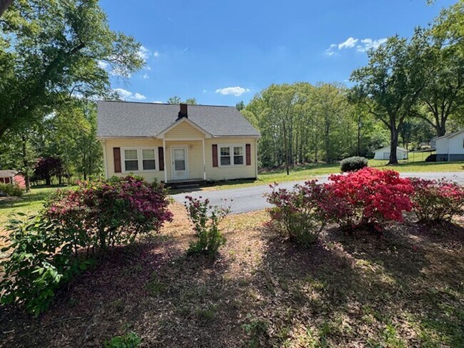 Building Photo - Cute Bungalow home with hardwoods - 2 bedrooms, 1 full bath - nice size yard