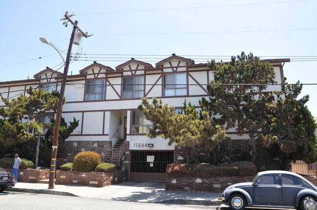 Building Photo - Pinnacle Acacia LLC Rental