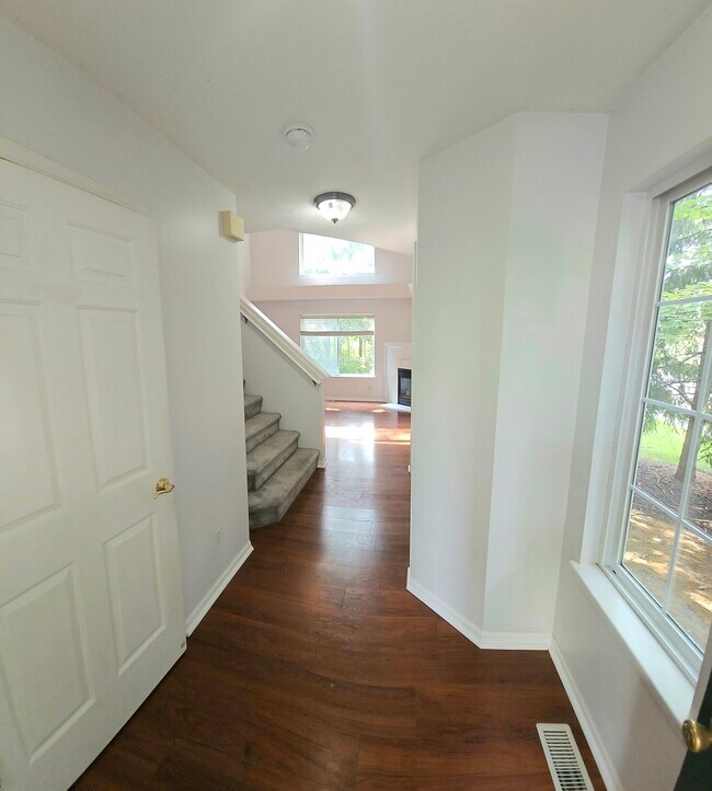 Photo - 3910 Old Elm Dr SE Unidad 0