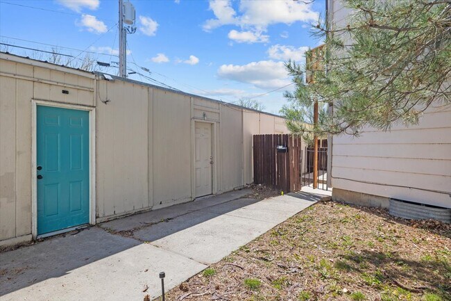 Photo - 2252 Avenue C