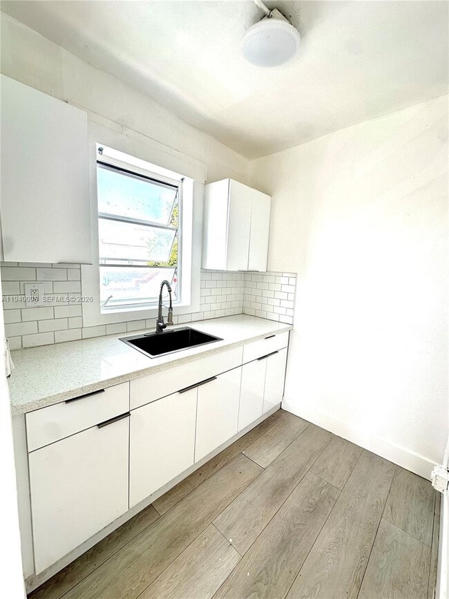 Building Photo - 967 SW 5th St Unit 14