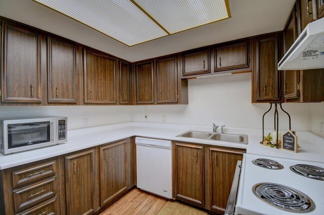 Photo - 931 Country Club Dr SE Unit J