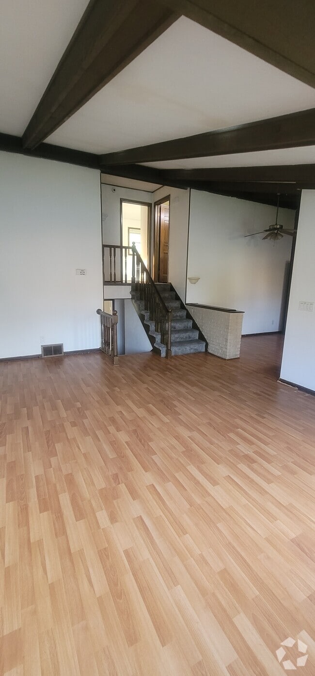 Building Photo - 1213 E Airport Rd Rental