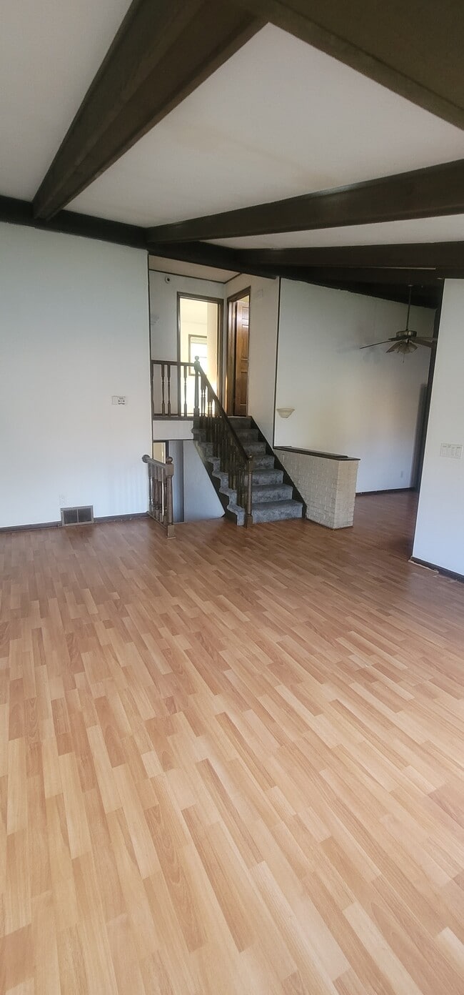 Building Photo - 1213 E Airport Rd Rental