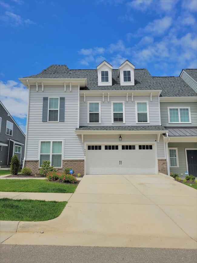 Building Photo - Beautiful end unit townhouse in Cosby Village with loads of extras.