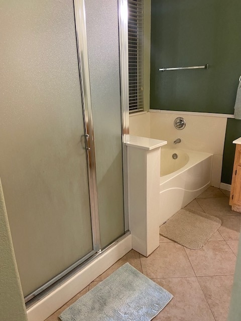walk in shower & tub - 8113 Laguna Brook Way Unit B master -private