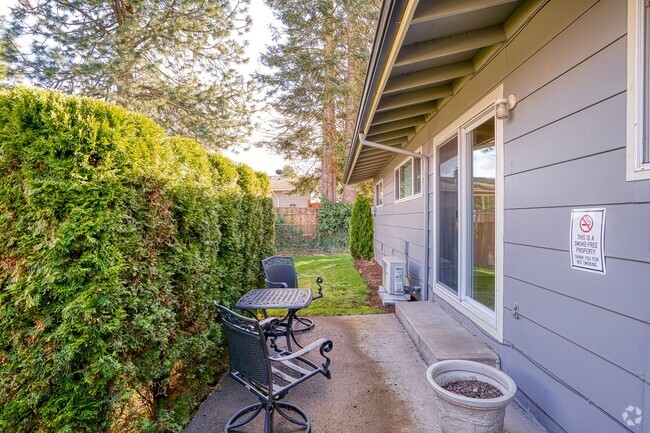 Building Photo - 2 Bedroom 1 Bath Duplex w/ Yard & Parking Rental