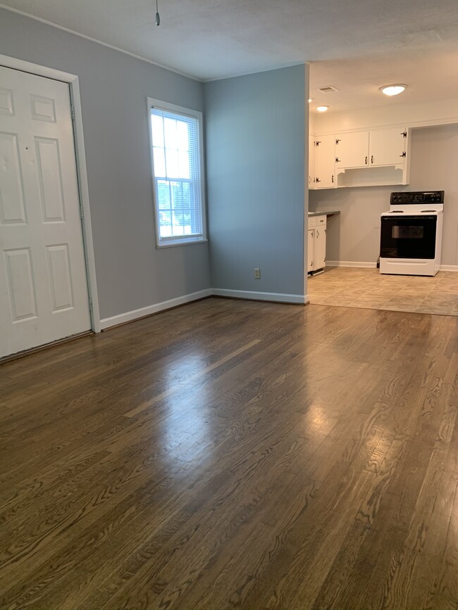 Comedor / Sala de estar - 406 2nd Ave W