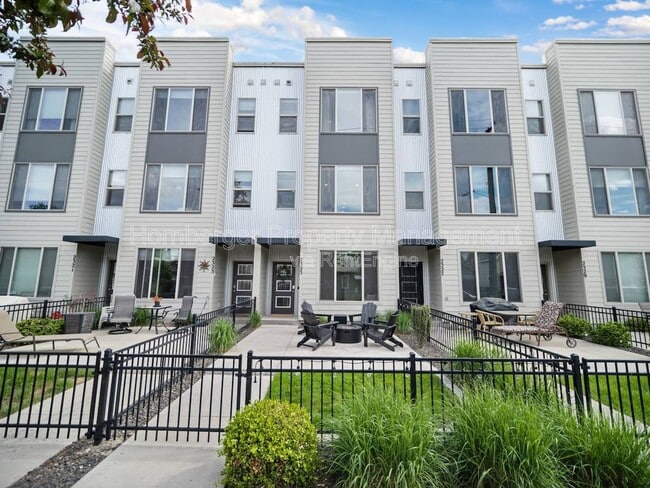 Building Photo - 2325 W Bridge Ave