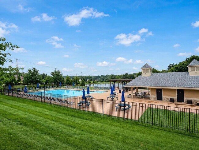 Photo - 991 Lakepointe Ct
